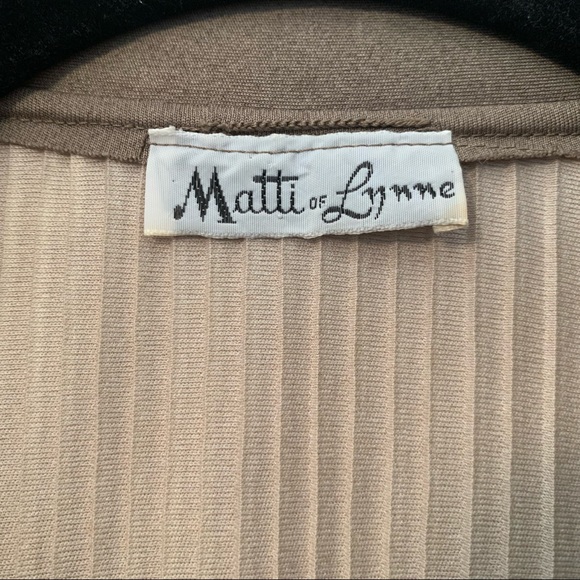 1970s Neutral Textured Chevron Collard Long Sleeve Shirt - Picture 3 of 8